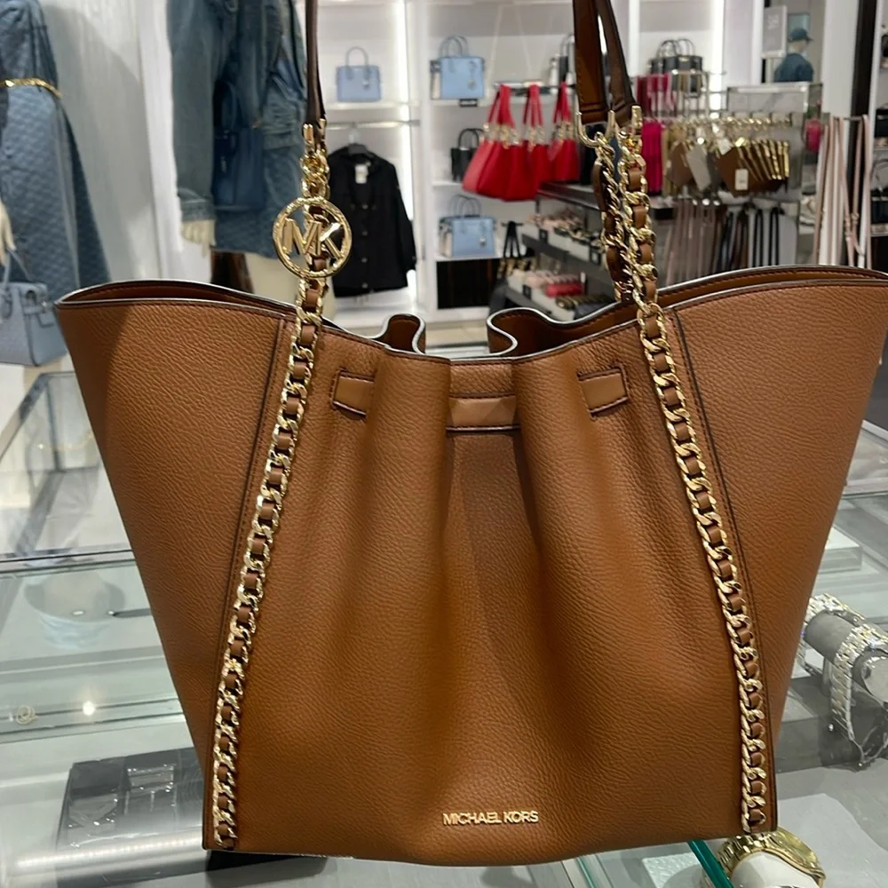 Michael Kors Mina Women Large Belted MKCharm Chain Tote Shoulder Bag
Luggage
NWT